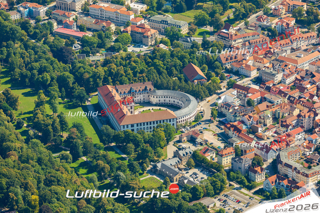 Schrägluftbild  Schlossplatz  Meiningen - Das Luftbild wurde 2025 vom UL-Flugzeug heraus erstellt (ohne Drohne- keine Drohnenaufnahme ) - Hochauflösende Luftaufnahme -Nicht vergleichbar mit Google Maps oder Satelittenbilder- Die Geschenkidee !Mit Lizenz und Bildrechte bestellbar
