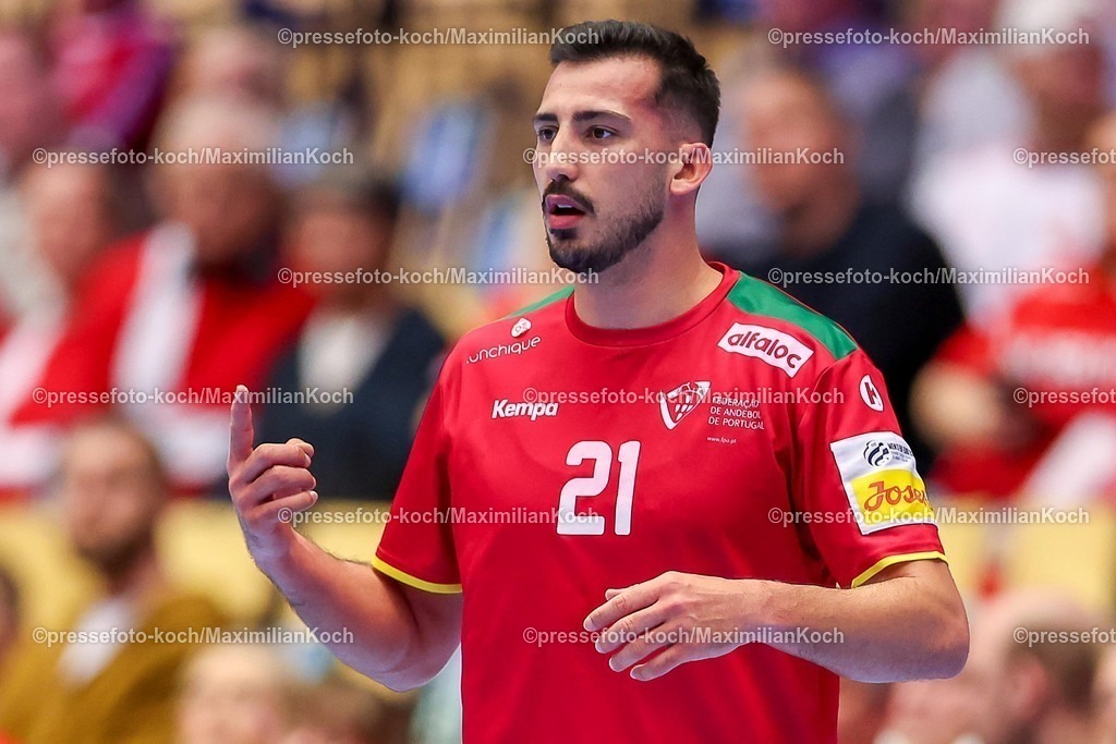 EHF16012601073 | 16.01.2026, Handball, Men's EHF EURO 2026, Portugal - Rumänien, Jyske Bank Boxen in Herning, Dänemark, Preliminary Round:  Leonel Gomes Silva Fernandes (Portugal #21) gestikulierend auf dem Spielfeld  
