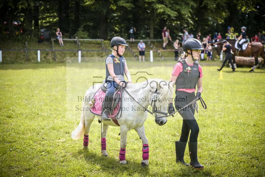 DOS_5545 | Entdecke hochwertige Reitturnierfotos von Foto Oger. Professionell, emotional und authentisch – jetzt Lieblingsmomente im Shop bestellen.Deutschlandweite Turnierfotografie. - Realisiert mit Pictrs.com