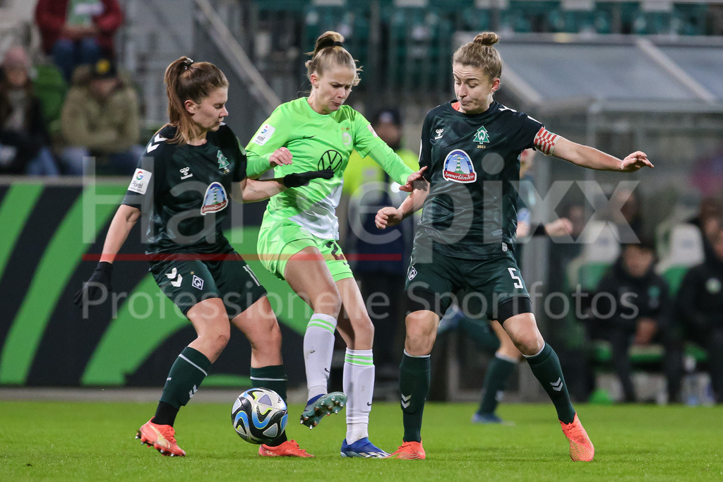Fussball, Google Pixel Frauen-Bundesliga, VfL Wolfsburg - SV Werder Bremen | v.li.: Emilie Bernhardt (SV Werder Bremen, 16), Vivien Endemann (VfL Wolfsburg, 25) und Michelle Ulbrich (SV Werder Bremen, 5) im Zweikampf, Duell, Dynamik, Aktion, Action, Spielszene, DIE DFB-RICHTLINIEN UNTERSAGEN JEGLICHE NUTZUNG VON FOTOS ALS SEQUENZBILDER UND/ODER VIDEOÄHNLICHE FOTOSTRECKEN. DFB REGULATIONS PROHIBIT ANY USE OF PHOTOGRAPHS AS IMAGE SEQUENCES AND/OR QUASI-VIDEO.