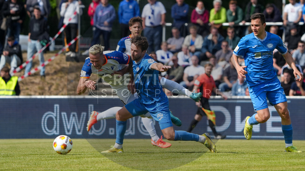 Fußball, Herren, Saison 2024/2025, Finaltag der Amateure 2025, Landespokal Brandenburg, Finale, VfB 1921 Krieschow vs. RSV Eintracht 1949, Samstag 24.05.2025, Volksparkstadion Neuruppin, | Fußball, Herren, Saison 2024/2025, Finaltag der Amateure 2025, Landespokal Brandenburg, Finale, VfB 1921 Krieschow vs. RSV Eintracht 1949, Samstag 24.05.2025, Volksparkstadion Neuruppin, Im Bild: Martin Zurawsky (l. Krieschow) und Leon Hellwig (r. RSV) - Realisiert mit Pictrs.com