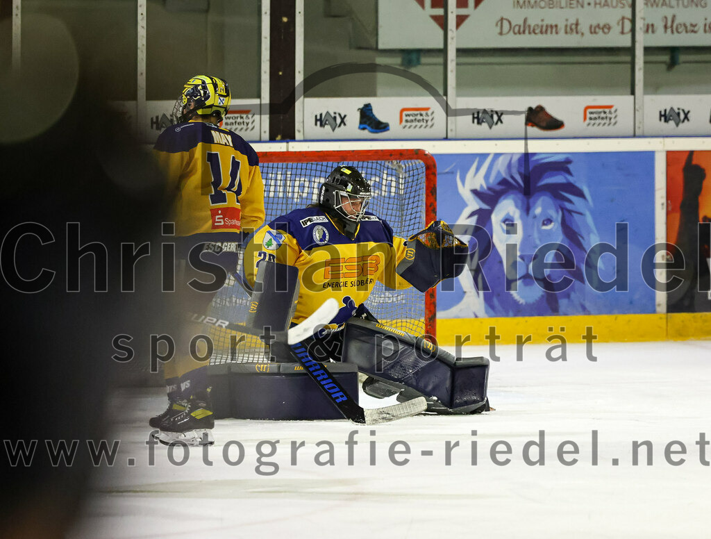 2022-10-30_056_TSV_Erding_gegen_ESC_Riverrats_Geretsried | Erding, Deutschland, 30.10.2022:
Eishockey, Bayernliga 2022 / 2023, 9. Spieltag, TSV Erding gegen ESC Riverrats Geretsried, Endergebnis: 3:5

Benedikt May (ESC Riverrats Geretsried, #14), Torwart Johanna May (ESC Riverrats Geretsried, #29)

Foto: Christian Riedel / fotografie-riedel.net