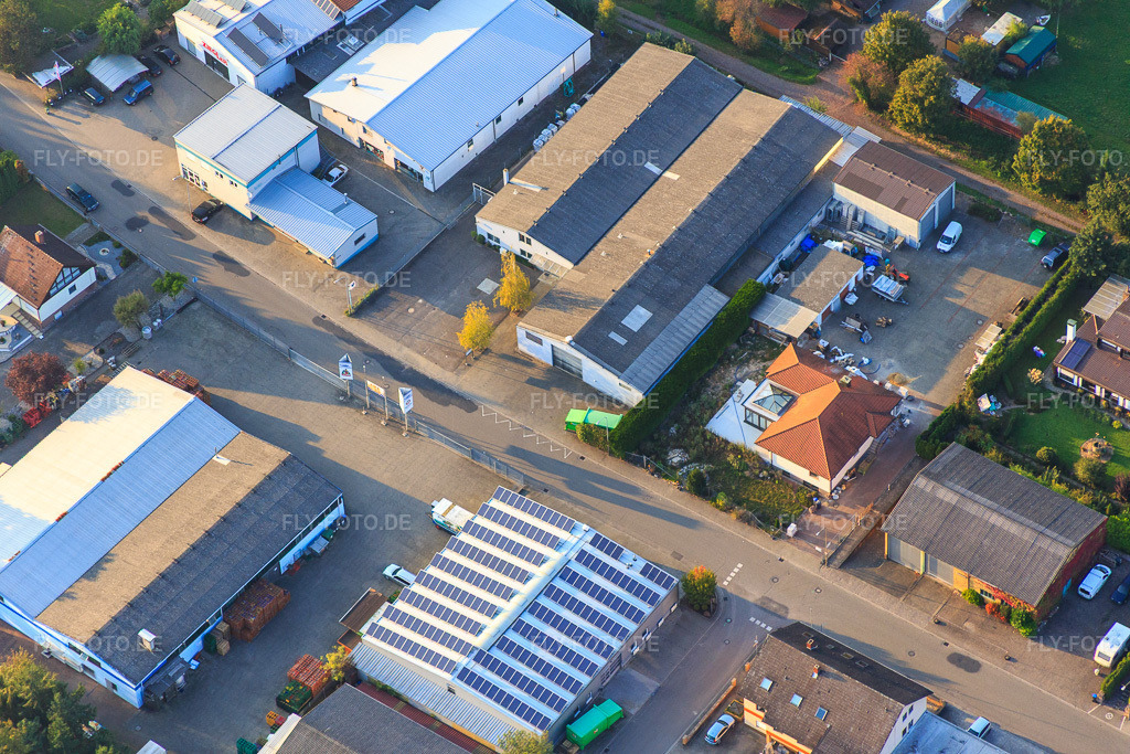 Luftbild: Industriegebiet Am Kleinwald aus Südosten mit Stickerei Rieder und Getränke-Trauth GbR Inh. N. & C. Lachomski in Herxheim bei Landau im Bundesland Rheinland-Pfalz in Deutschland. Foto: IMG_073911.jpg vom 03.10.2014 durch Werner Riehm/FLY-FOTO.deWWW.RIEDER-STICKEREI.DE