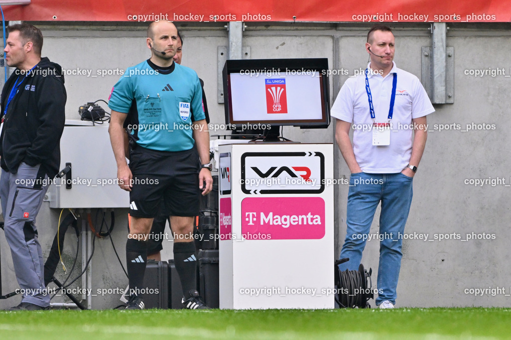 SK Puntigamer Sturm vs. SK Rapid Wien Siegerehrung, Impressionen | VAR, Walter Altmann 4.Offizieller, SK Puntigamer Sturm vs. SK Rapid Wien Siegerehrung, Impressionen, SK Puntigamer Sturm vs. SK Rapid Wien Siegerehrung, Impressionen am 01.05.2024 in Klagenfurt (Wörthersee Stadion ), Austria, (Photo by Bernd Stefan)