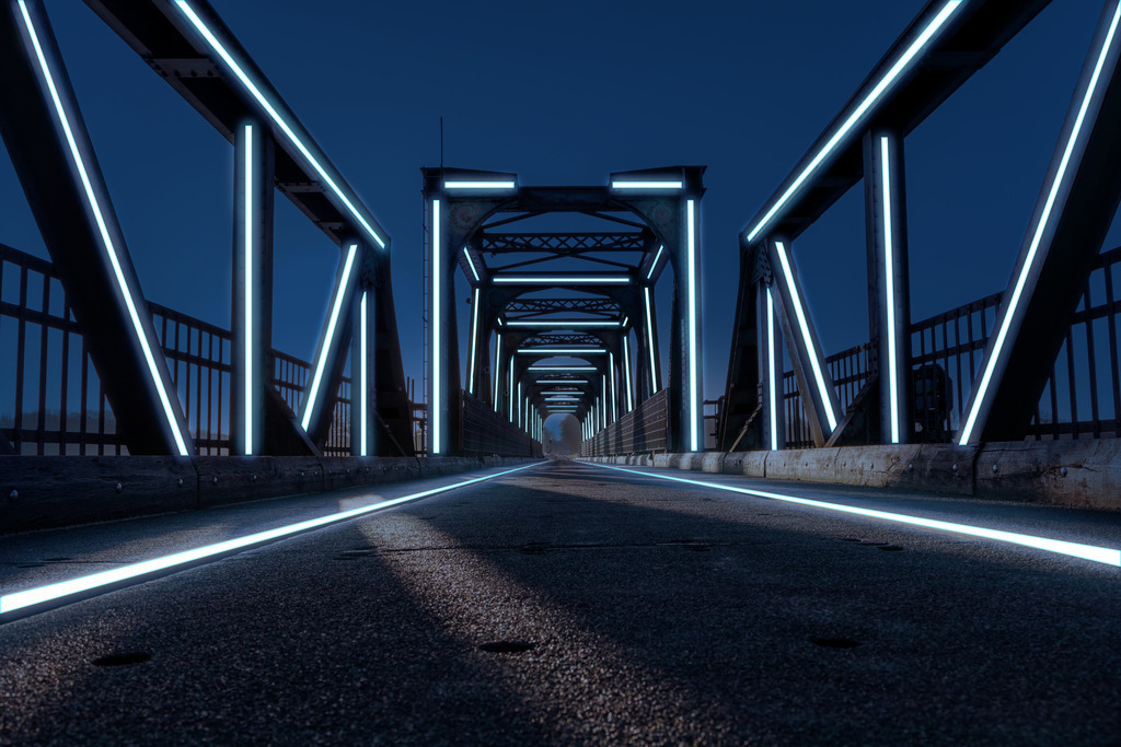 Photoart: Schleibrücke im Neonschein | Dieses Wandbild im Querformat ist eine künstlerische Hommage an die Schleibrücke in Lindaunis, die fast hundert Jahre das zentrale Verbindungsstück zwischen Angeln und Schwansen war. Anders als in der Photoartserie: Entschleunigung war hier die Idee die alte Brücke modern wirken zu lassen. Dafür wurden ausgewählte Streben der Brücke sowie die Bahngleise mit Neonlichtern versehen. Auf diese Wiese betrachtet man mehr die Form der Brücke und so wirkt diese gleich viel moderner. Es gehört zur Photoartserie: Maritimes Neonlicht - Realized with Pictrs.com
