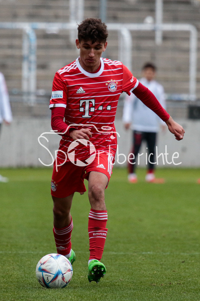 FC Bayern Amateure - FC Wuerzburger Kickers | Younes AITAMER (FCB #17) am Ball