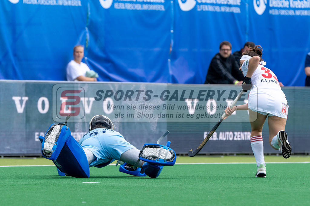 Final4_20240518-1320-0150 | Bonn, Deutschland, 18.05.2024: Lisa Schneider (Mannheimer HC), Emma Boermans (Rot-Weiss Koeln) in Aktion waehrend des Spiels der Deutsche Feldhockey-Meisterschaften 2024 zwischen Final 4 Damen Rot Weiss Köln - Mannheimer HC im Bonner THV am 18.05.2024 in Bonn, Deutschland. (Foto von Stephan Fehrmann)

Bonn, Germany, 18.05.2024: Lisa Schneider (Mannheimer HC), Emma Boermans (Rot-Weiss Koeln) in action during the game of Deutsche Feldhockey-Meisterschaften 2024 between Final 4 Damen Rot Weiss Köln - Mannheimer HC in Bonner THV at 18.05.2024 in Bonn, Deutschland. (Foto from Stephan Fehrmann)