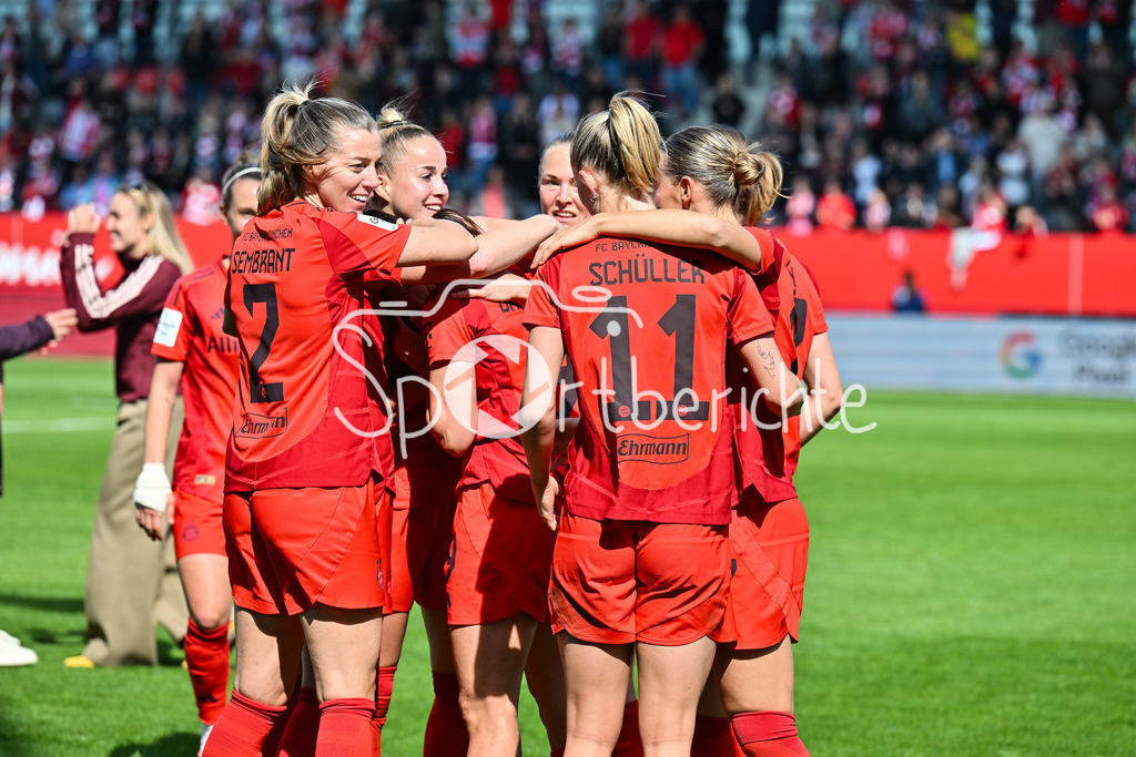 FC Bayern München - SC Freiburg | Die Spielerinnen des FC Bayern feiern die Meisterschaft nach dem Heimsieg gegen den SC Freiburg / Frauen Bundesliga: FC Bayern Muenchen - SC Freiburg, FC Bayern Campus am 27.04.2025