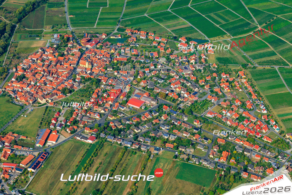 Die Luftaufnahme der Stadt Sommerach wurde vom UL-Flugzeug heraus erstellt ( keine Drohne )- hohe Auflösung für beste Qualität