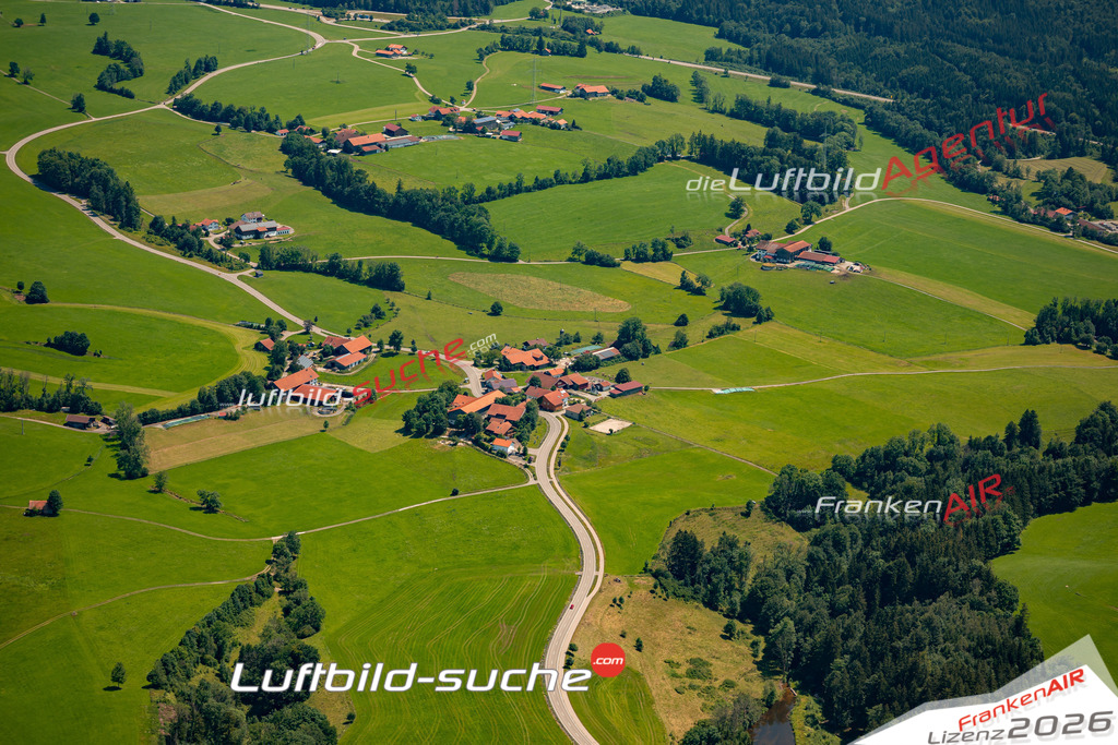 Das Luftbild zeigt : Meggenried Wildpoldsried - Die Luftaufnahme wurde 2024 vom UL-Flugzeug aus erstellt ( keine Drohne ) - Hochauflösende Luftaufnahme - Für grossformatige Ausdrucke geeignet. Die Geschenkidee !Mit Lizenz und Bildrechte bestellbar