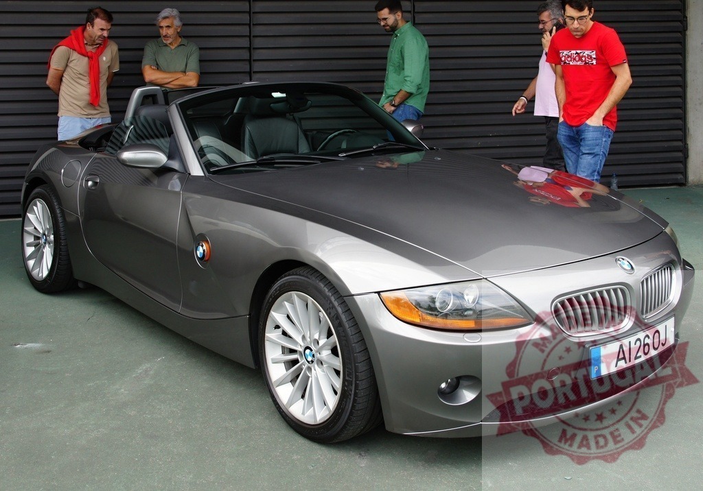 Men admiring BMW Z4 convertible sports car | Men are observing a grey BMW Z4 convertible luxury sports car - Realized with Pictrs.com