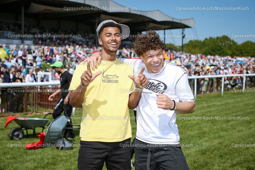 HanMx01052401014 | 01.05.2024, Hannover, Fußball, Galopprennsport, Pferderennbahn Neue Bult, Hannover-96 Renntag: Leon-Oumar Wechsel und Montell Ndikom (Hannover-96) holen sich den Sieg bei der spaßigen Sportstafette und stehen jubelnd zusammen