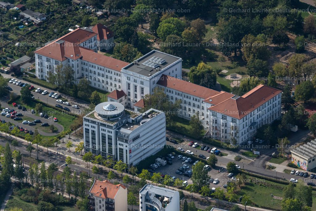 4039371 | LEIPZIG 14.09.2020 Schulgebäude " Landesschule mit dem Förderschwerpunkt Hören, Förderzentrum Samuel Heinicke " an der Karl-Siegismund-Straße im Ortsteil Zentrum-Südost in Leipzig im Bundesland Sachsen, Deutschland. Weiterführende Informationen bei: Landesschule mit dem Förderschwerpunkt Hören, Förderzentrum Samuel Heinicke. // School building "Landesschule with the focus on hearing, Foerderzentrum Samuel Heinicke" on Karl-Siegismund-Strasse in the district Zentrum-Suedost in Leipzig in the state Saxony, Germany. Further information at: Landesschule mit dem Foerderschwerpunkt Hoeren, Foerderzentrum Samuel Heinicke. Foto: Gerhard Launer