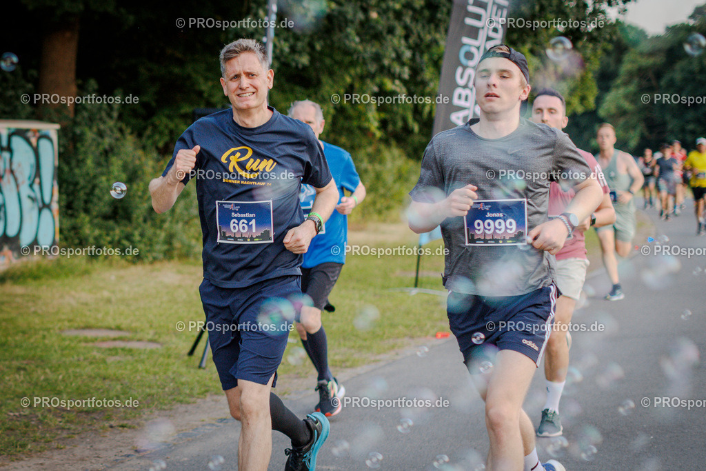 Sparda-Bank Nachtlauf Bonn; Bonn, 18.06.2025 | Impressionen vom Sparda-Bank Nachtlauf Bonn am 18.06.2025 in Bonn (Nordrhein-Westfalen). 