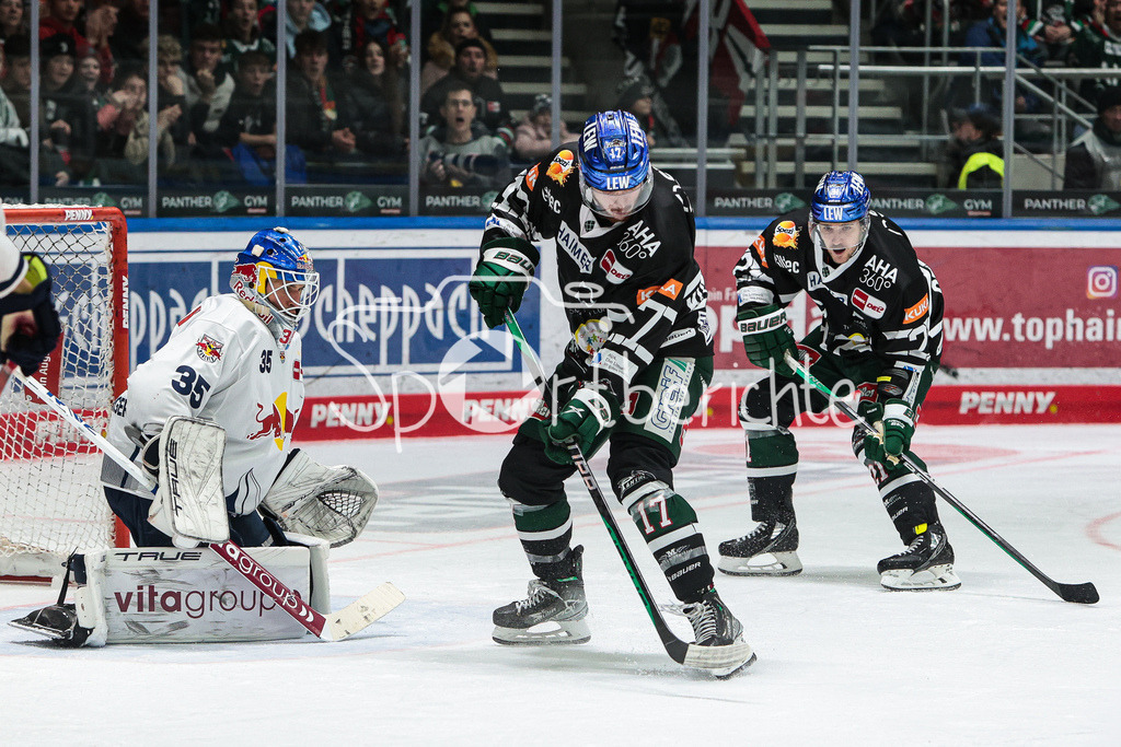 Augsburger Panther - EHC Red Bull Muenchen | v. l. Mathias NIEDERBERGER (RBM #35), Ryan KUFFNER (AEV #17) und David STIELER (AEV #21)