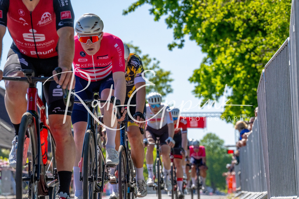 Spurt in den Mai 2026 - Großer Preis der Sparkasse Neuss | Annual one-day road cycling race "Großer Preis der Sparkasse Neuss" held in Büttgen, Germany, organized by VfR Büttgen 1912 e.V. The event features multiple races across all age categories from U11 youth to Elite men. - Realisiert mit Pictrs.com