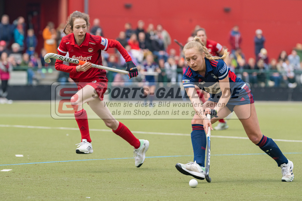 HK_20230416_107043 | 1. Bundesliga Damen Düsseldorfer HC - Rot-Weiss Köln am 16.4.2023 DHC Düsseldorf, Düsseldorf , Sara Strauss ( Düsseldorfer HC #11 ) , Lea Thomas ( Rot-Weiss Köln #35 )