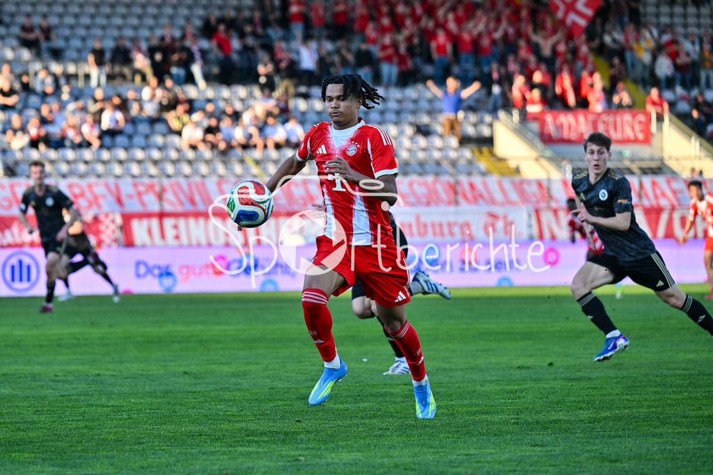 FC Bayern Amateure - SpVgg Ansbach | MUNICH, GERMANY - 17. APRIL: am BAll Julien YANDA (FC Bayern München II 16) während dem Match zwischen den Amateuren des FC Bayern München und der SpVgg Ansbach am 29. Spieltag der Regionalliga Bayern im Grünwalder Stadion