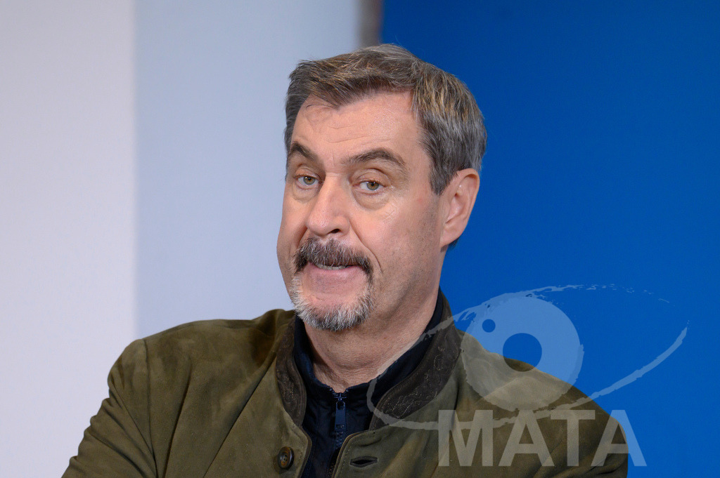 _DWI7829 | Bayerns Ministerpräsident Markus Söder (CSU) bei einer Pressekonferenz im Lokschuppen. Rosenheim, 02.12.2025 Bayern Deutschland - Realisiert mit Pictrs.com