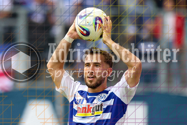 MSV Duisburg vs VfB Stuttgart II - 3. Liga | Duisburg, Deutschland, 02.08.25:   Can Coskun (MSV Duisburg) schaut waehrend des Spiels der 3. Liga MSV Duisburg vs VfB Stuttgart II in der schauinsland-reisen-arena(Foto von Brauer-Fotoagentur / Adrian Schlueter)