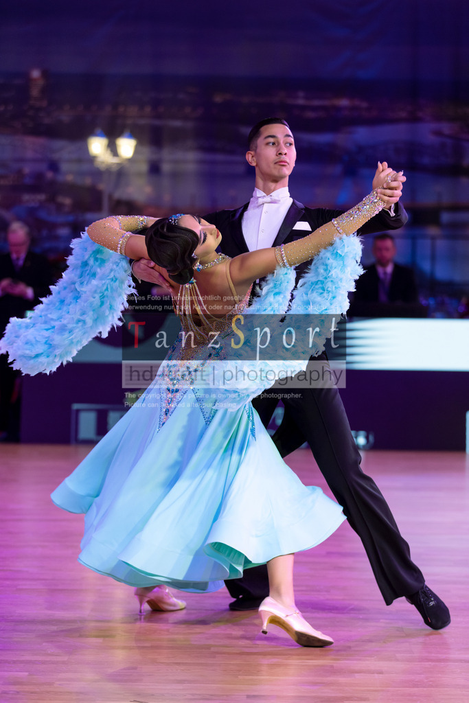 20241215_WDSF_Int_Open_Std-Riga-8915 | Tanzsportbilder, Standardtanz, Lateintanz, WDSF, DTV, LTVB, dancecomp, goc, hessen tanzt, blaues band der spree, walzer, tango, wiener walzer, slowfox, quickstepp, samba, rumba, cha-cha-cha, paso doble. jive, hd-kroft photography, turniertanzsport