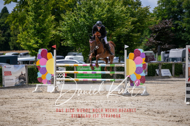 IMG_5668 | Deine Turnierfotos vom Reitturnier online kaufen: Dressur, Springen & Siegerehrung. Professionelle Pferdefotografie aus dem Rheinland – als Download & Print.Alternative: Turnierfotograf für den Pferdesport: Finde deine Fotos von Dressur- und Springturnier