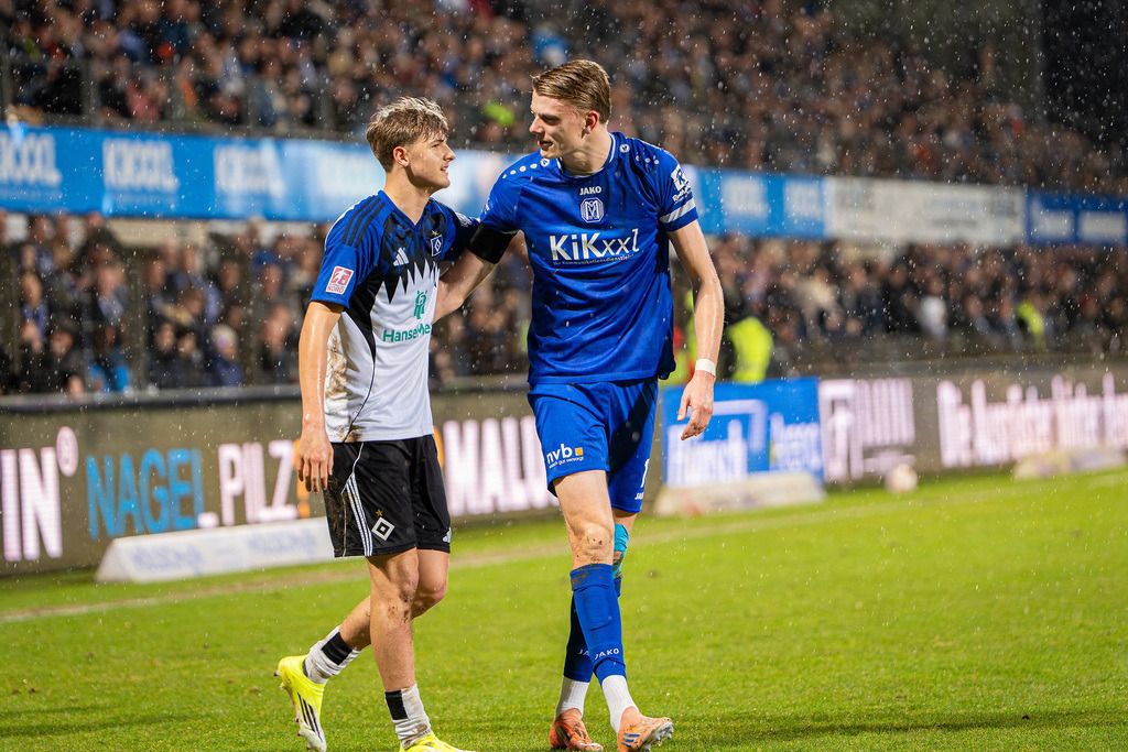 Fußball I Herren I Saison 2025-2026 I Regionalliga Nord I 24. Spieltag I SV Meppen - Hamburger SV II I 1313 | Louis Pepe Lemke (16, Hamburger Sport Verein II) und Mika Stuhlmacher (17, SV Meppen) - Realisiert mit Pictrs.com