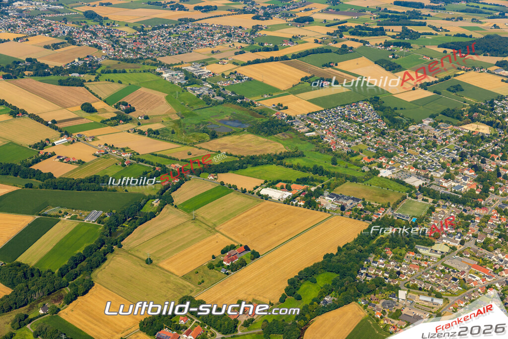 Stadt Enger von Oben- Die Luftaufnahme wurde 2025 vom UL-Flugzeug heraus erstellt ( keine Drohnenaufnahme ) - Hochauflösende Luftaufnahme - für Wandbilder und großformatige Ausdrucke geeignet. Das besondere Geschenk!Hier alle&nbsp;Infos zur Lizenzierung der LuftaufnahmeWir fliegen auch dieses Jahr wieder in Ihre Region um Luftbilder zu erstellen.- Luftbild anfragen