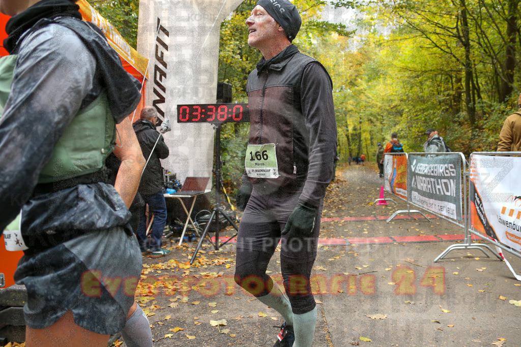 251026_1339_EX1_3823 | Sportfotografie im Rhein-Sieg Kreis, Köln, Bonn, NRW, Rheinland Pfalz, Hessen, etc. Unser Tätigkeitsfeld umfasst den Laufsport vom Volkslauf über den Marathon, Duathlon, Triathon bis zum Ultralauf wie Kölnpfad Ultra oder Schindertrail.