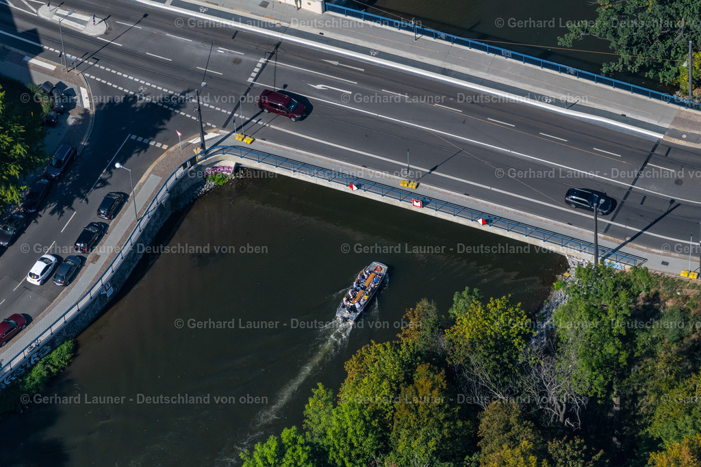 4041871 | LEIPZIG 15.09.2020 Fluss - Brückenbauwerk zur Überquerung der Weißen Elster an der Karl-Heine-Straße im Ortsteil Lindenau in Leipzig im Bundesland Sachsen, Deutschland. // River - bridge structure to cross the Weissen Elster on street Karl-Heine-Strasse in the district Lindenau in Leipzig in the state Saxony, Germany. Foto: Gerhard Launer