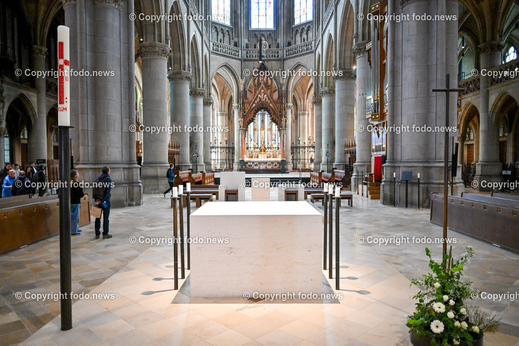 Domplatz Linz_ Mariendom_ Neuer Dom_ 16.04.2024-11 | 16.04.2024, Domplatz Linz, AUT, Mariendom, Neuer Dom, im Bild Dom, Neuer Dom, Mariendom, Innenraum, Altar, Sitzbaenke, Kirchenschiff, Saeulen, Fenster, Glas
