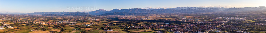 Vue aérienne: Panorama à Robbiate dans le département Lecco, Italie. Photo: IMG_134499-Pano.jpg prise le 19/09/2022 par Werner Riehm/FLY-FOTO.eu – Résolution de l'original: 24228 x 3068 px