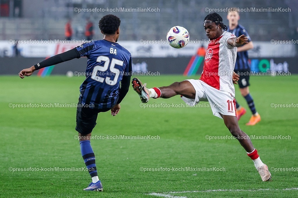 RWE04032602015 | 2026.03.04, Fußball, 3.Liga Herren, Rot-Weiss Essen -  SV Waldhof Mannheim, Stadion Hafenstraße, 27.Spieltag, Saison 2025 / 2026: Sanoussy Ba (Waldhof Mannheim #25) im Zweikampf gegen  Dickson Abiama&nbsp;(Rot-Weiss Essen #11)  DFB regulations prohibit any use of photographs as image sequences and or quasi-video.