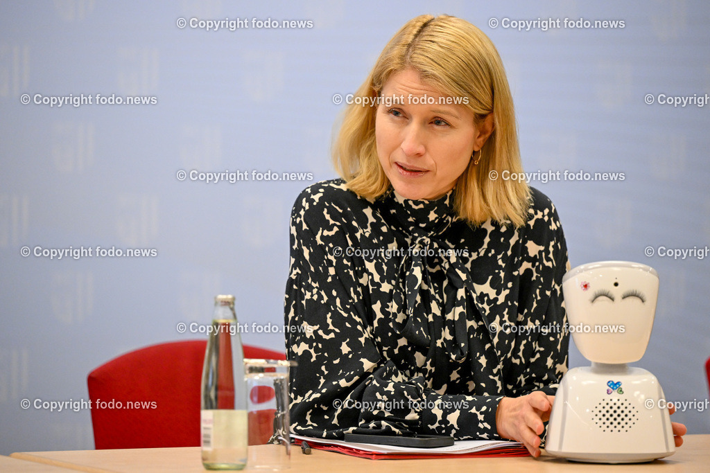 Pressekonferenz Land Ooe_ Bildung ohne Barrieren_ 19.02.2024-17 | 19.02.2024, Linz, AUT, Pressekonferenz Land Ooe, Bildung ohne Barrieren, im Bild LH-StvIn Christine Haberlander (VP) mit dem Avatar