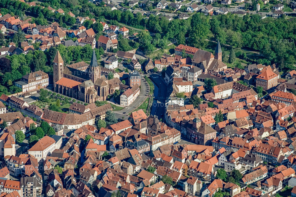 Aerial view: Old town with Abbatiale Saint Pierre et Paul from the southeast in Wissembourg in the state Bas-Rhin, France. – Photo: IMG_10788.jpg taken on 05/12/2008 by Werner Riehm/FLY-FOTO.com – Resolution of the original: 3371 x 2247 px – Paroisse de Wissembourg