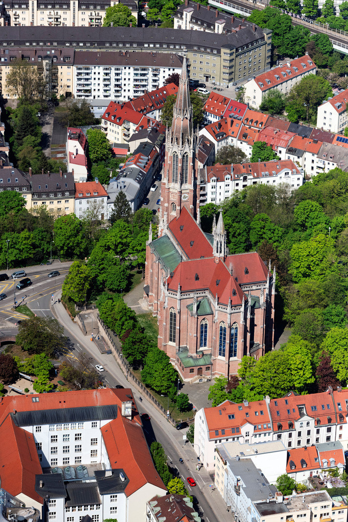 dr__0064025.jpg | MüNCHEN 29.04.2025 Kirchengebäude " Heilig-Kreuz-Kirche " an der Gietlstraße im Ortsteil Giesing in München im Bundesland Bayern, Deutschland. Weiterführende Informationen bei: Katholische Kirchenstiftung Heilig Kreuz Giesing. // Church building " Heilig-Kreuz-Kirche " on street Gietlstrasse in the district Giesing in Munich in the state Bavaria, Germany. Further information at: Katholische Kirchenstiftung Heilig Kreuz Giesing. Foto: Daniel Reiter