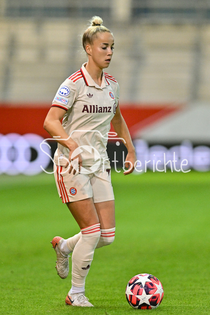 FC Bayern München Frauen - Arsenal London Frauen | am Ball Giulia GWINN (FCB #7) / Freisteller / Einzelfoto / UEFA Womens Champions League: FC Bayern München Frauen - Arsenal London Frauen, FC Bayern Campus am 09.10.2024