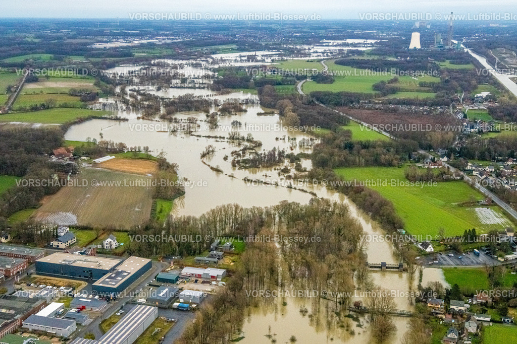 Luenen231204714Lippe | Luftbild vom Hochwasser der Lippe, Weihnachtshochwasser 2023, Fluss Lippe tritt nach starken Regenfällen über die Ufer, Überschwemmungsgebiet Naturschutzgebiet Lippeaue von Wethmar bis Lünen, In den Kämpen, Flussmäander, Bäume im Wasser, Wehr Westfalia und Westfalia-Brücke, Beckinghausen, Lünen, Ruhrgebiet, Nordrhein-Westfalen, Deutschland