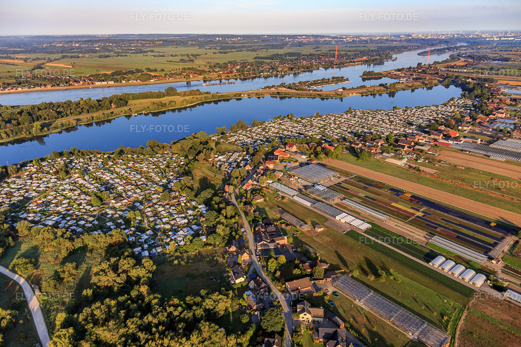 Luftbild: Camping Oortkaten am Hohendeicher See im Ortsteil Ochsenwerder in Hamburg im Bundesland Hamburg in Deutschland. – Foto: IMG_110232.jpg vom 18.08.2018 durch Werner Riehm/FLY-FOTO.de – Auflösung des Originals: 5472 x 3648 px – WWW.CAMPING-OORTKATEN.DE