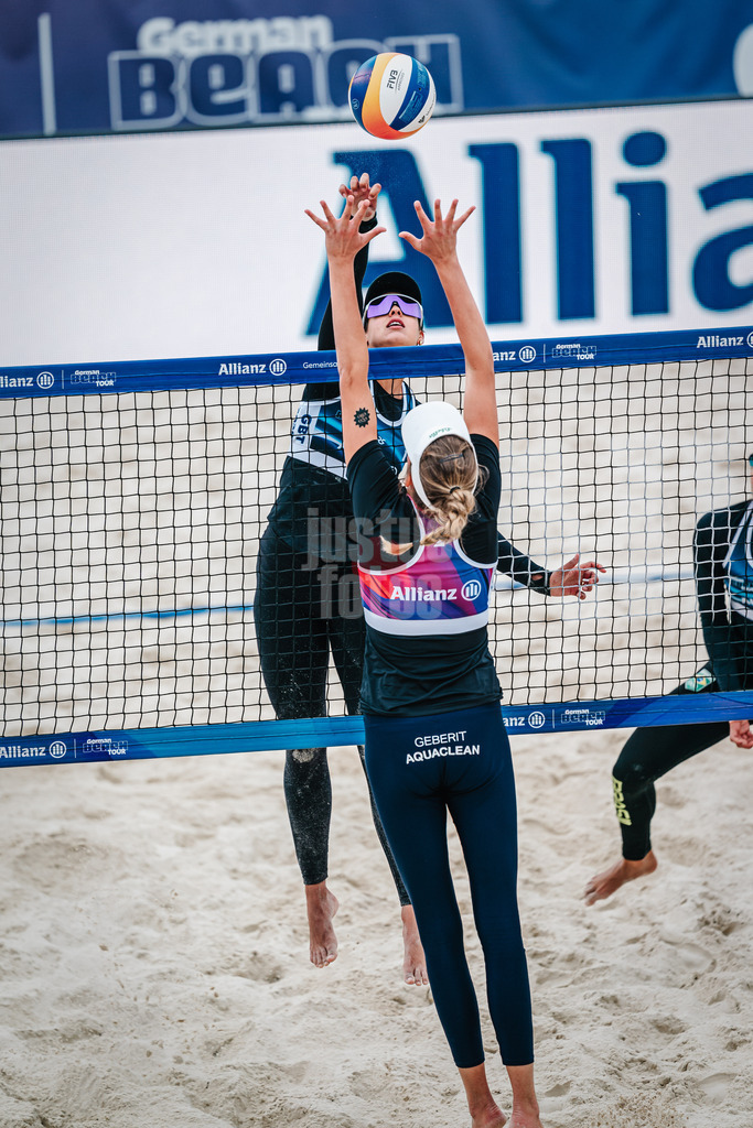 Beachvolleyball | Frauen | German Beach Tour 2024 | Tourstop Bremen | 07.06.2024 | Andressa Cavalcanti Ramalho (hinten, BRA) beim Angriff gegen Sarah Schulz (vorne)
