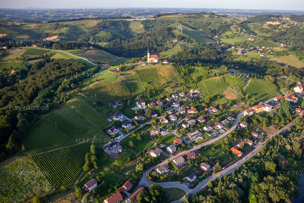 Aerial view: Village between river and vineyards in the district Malečnik in Maribor in the state Slovenia, Slovenia. – Photo: IMG_137397.jpg taken on 07/08/2023 by Werner Riehm/FLY-FOTO.com – Resolution of the original: 4724 x 3149 px