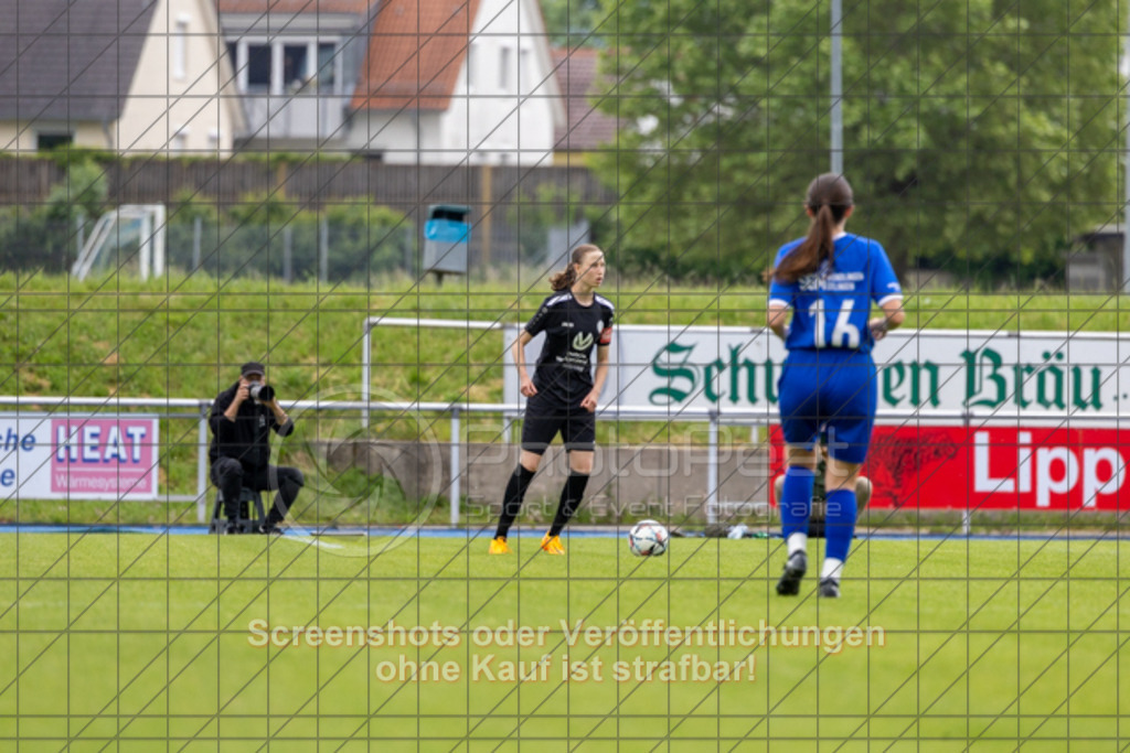 20250529_143501_1153 | #,  SGM Wendlingen-Ötlingen II (blau) vs. 1.FC Donzdorf II (schwarz), Fussball, Frauen-Bezirkspokal Finale Saison 2024/2025, Rasenplatz VfL Stadion Kirchheim, Jesinger Straße 105, 73230 Kirchheim, 29.05.2025 - 13:00 Uhr,Foto: PhotoPeet-Sportfotografie/Peter Harich