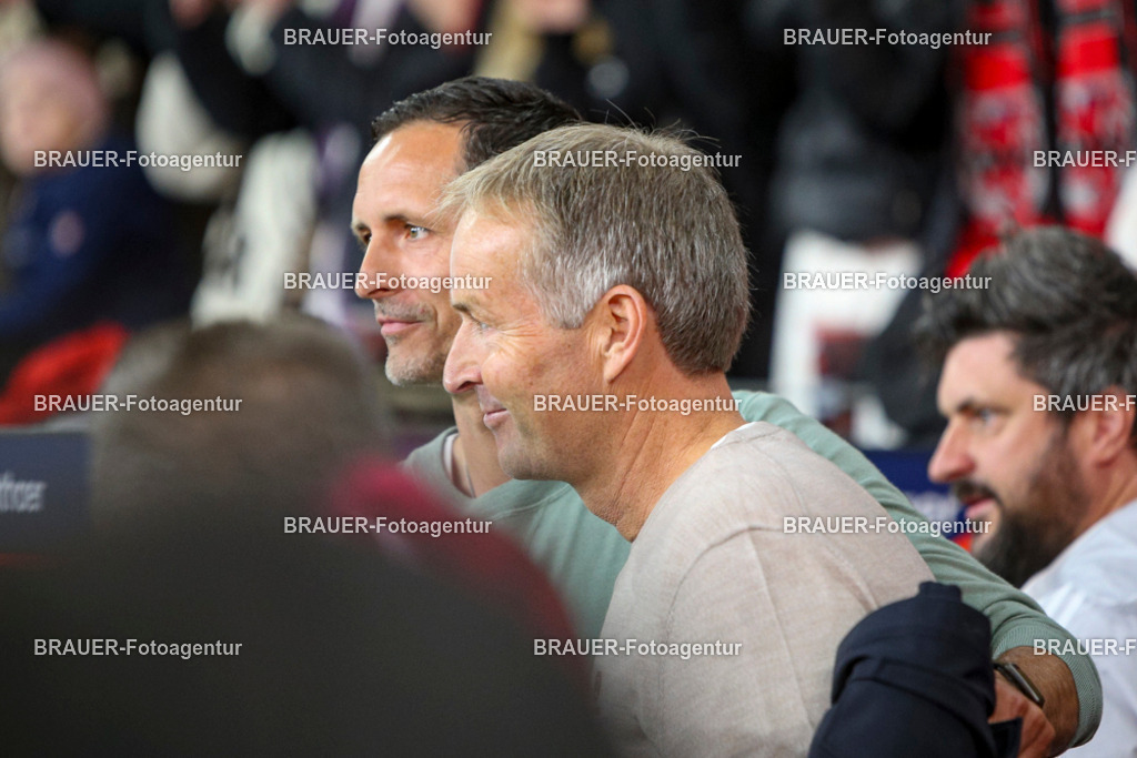 Bayer 04 Leverkusen vs Eintracht Frankfurt - Bundesliga  | Leverkusen, Deutschland, 12.09.25:   ft und Trainer Kasper Hjulmand (Bayer 04 Leverkusen) schaut waehrend des Spiels der Bundesliga zwischen  Bayer 04 Leverkusen vs Eintracht Frankfurt in der BayArena(Foto von Brauer-Fotoagentur / Adrian Schlueter)