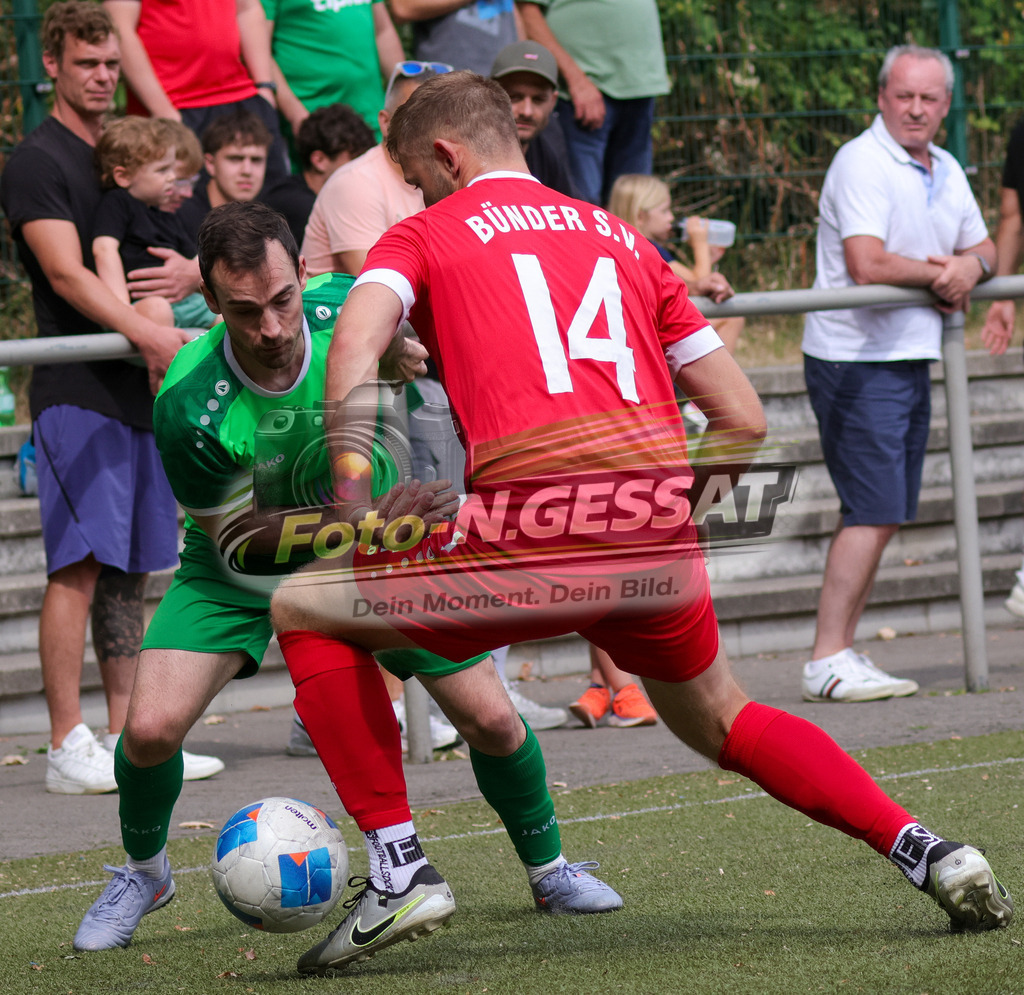 Bünder SV - TV Elverdissen | Auf dem Bild zu sehen: rot Bünder SV: Robert Wiens ; grün TV Elverdissen: Kilian GreitschusBünder SV, TV Elverdissen, Saison 26/27, Kreisliga A, Bünde, Deutschland - Realisiert mit Pictrs.com
