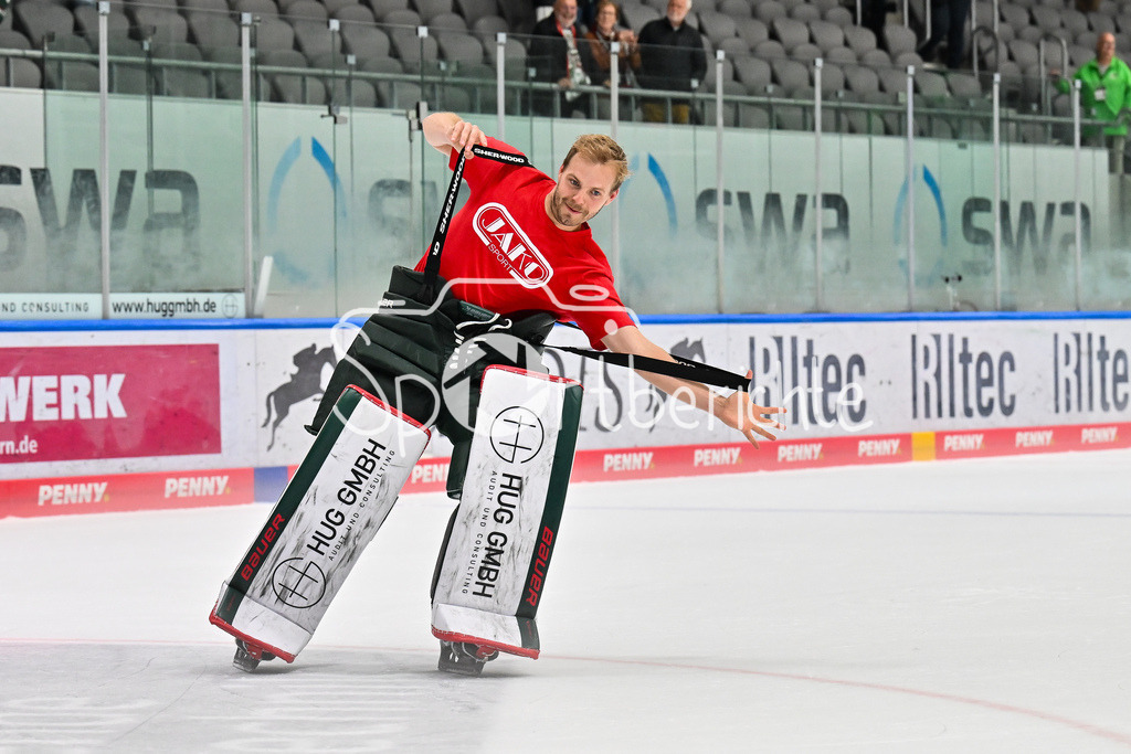 Augsburger Panther - Iserlohn Roosters | Die Augsburger Panther feiern zusammen mit ihren Fans den Heimsieg gegen Iserlohn / Penny DEL: Augsburger Panther - Iserlohn Roosters; Curt Frenzel Stadion am 21.09.2025 / im Bild Michael GARTEIG (Augsburger Panther 34