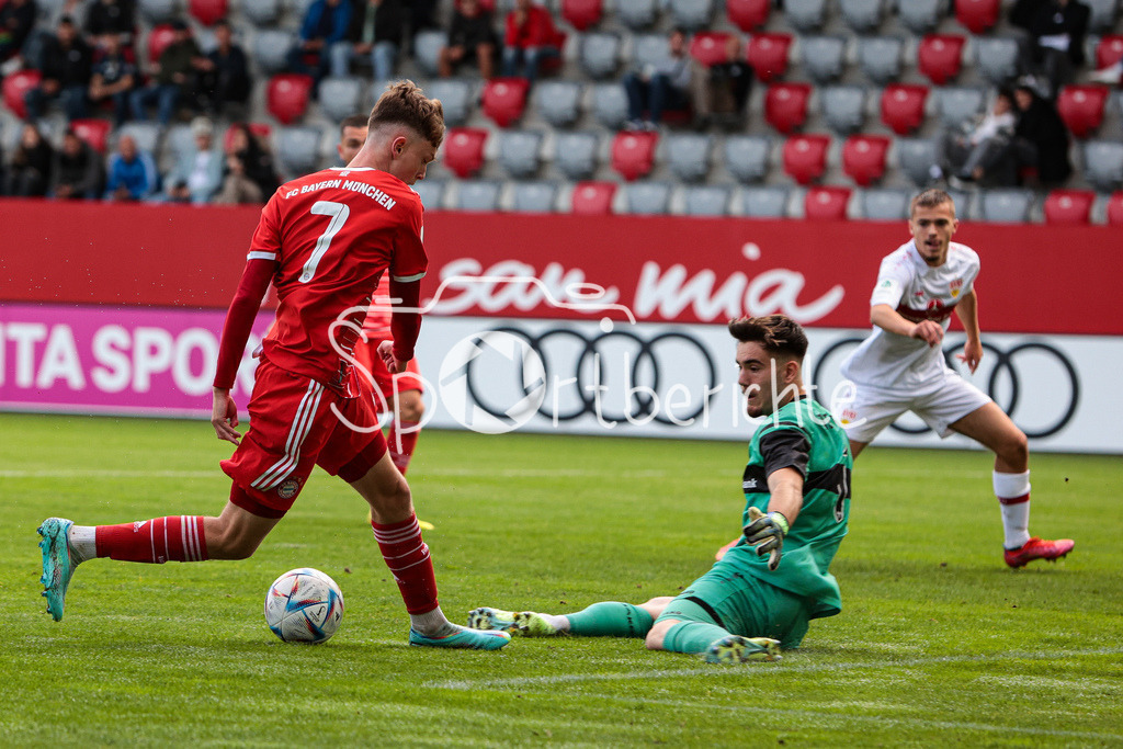FC Bayern Muenchen U19 - VfB Stuttgart U19 | Paul WANNER (FCB #7) im Duell mit Dennis SEIMEN (VfB #1)