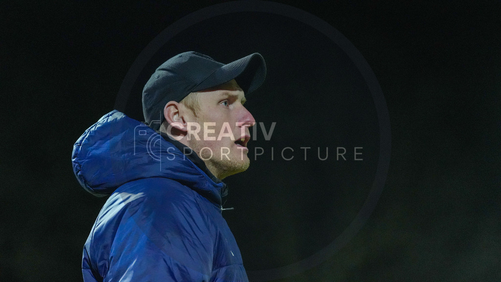 Fußball, Herren, Saison 2025/2026, Regionalliga Nordost, 20. Spieltag, FSV 63 Luckenwalde vs. 1.FC Magdeburg II, Mittwoch 04.03.2026, Werner-Seelenbinder-Stadion Luckenwalde, | Fußball, Herren, Saison 2025/2026, Regionalliga Nordost, 20. Spieltag, FSV 63 Luckenwalde vs. 1.FC Magdeburg II, Mittwoch 04.03.2026, Werner-Seelenbinder-Stadion Luckenwalde, Im Bild: Daniel Wölfel (Trainer Magdeburg) - Realisiert mit Pictrs.com