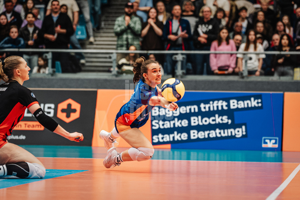 Volleyball | Frauen | Saison 2025/2026 | Volleyball Bundesliga | ETV Hamburger Volksbank Volleys vs. VC Wiesbaden | 14.03.2026 | Sarah Stiriz (#4, ETV Hamburger Volksbank Volleys) springt zum Ball