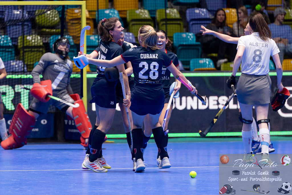 Volvo E.R.B. Final 4 Halbfinale Frauen: Der Club an der Alster - Berlienr HC, 25.01.2025 | Pahila Arnold (Berliner HC #25) & Lotta Curanz (Berliner HC #28) & lilith Ell (Berliner HC #16) bejuebeln ein Tor / einen Treffer, Der Club an der Alster - Berliner HC, Frankfurt, Süwag Arena, 25.1.2025 - Realisiert mit Pictrs.com