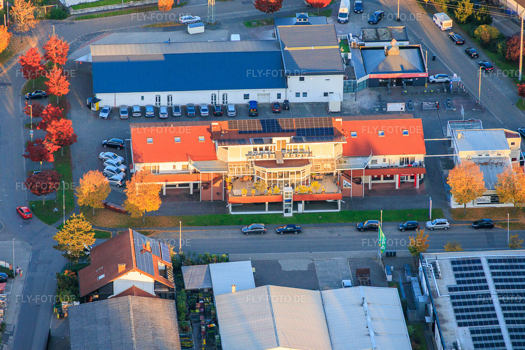 Luftbild: Webo-Mobil, M&S Komplettbau und PLAY POINT Spielhalle in Pleisweiler-Oberhofen im Bundesland Rheinland-Pfalz in Deutschland. Foto: IMG_150381.jpg vom 15.10.2025 durch Werner Riehm/FLY-FOTO.deWWW.WEBO-MOBIL.DE